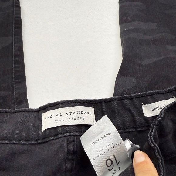 Sanctuary Dark Gray and Black Camouflage Skinny Jeans - Picture 4 of 4